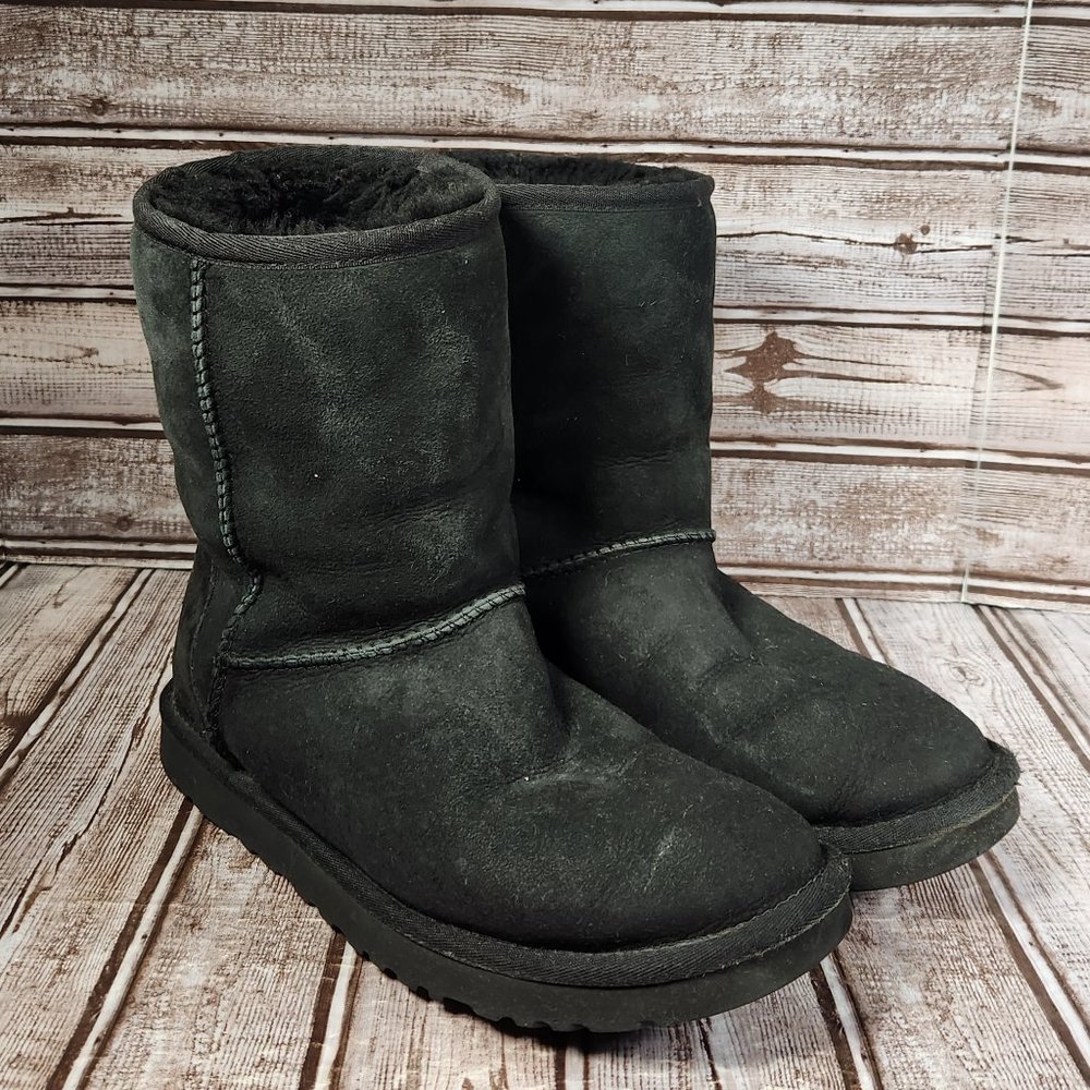 UGG AUSTRALIA Classic Short Women's 8 Boots Black Suede Sheepskin 5825